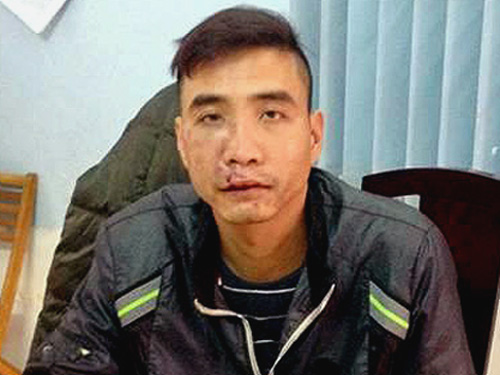 Táo tợn thọc tay vào túi váy cô gái cướp iPhone