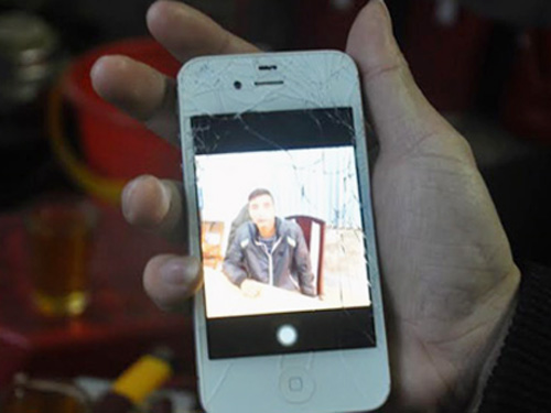 Táo tợn thọc tay vào túi váy cô gái cướp iPhone