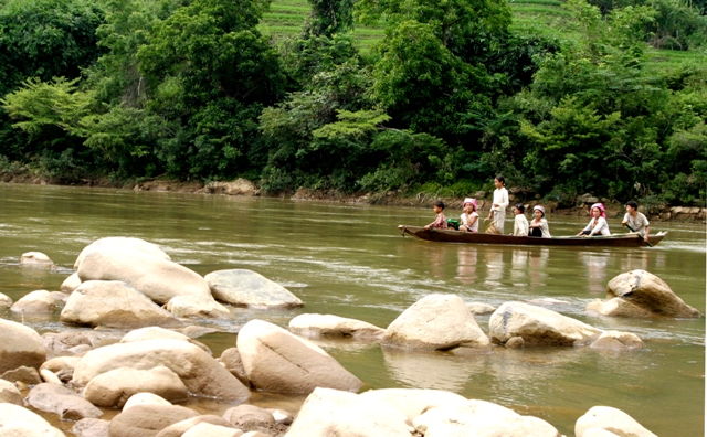 Lai Châu: 7 học sinh bị nước cuốn khi lội sông tới trường