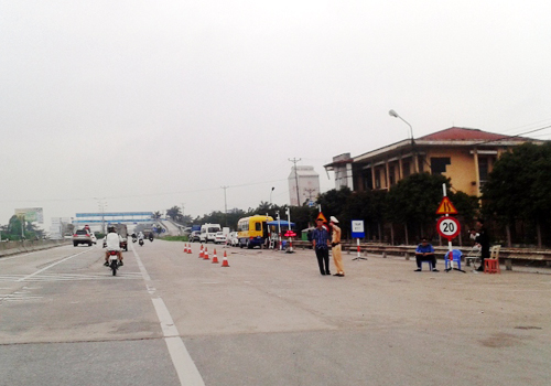 Xe tải xếp hàng 'né' trạm cân trên quốc lộ 5