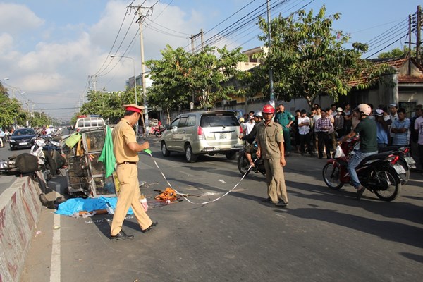 TP.HCM: Xe rác rơi thùng, tài xế chết thảm