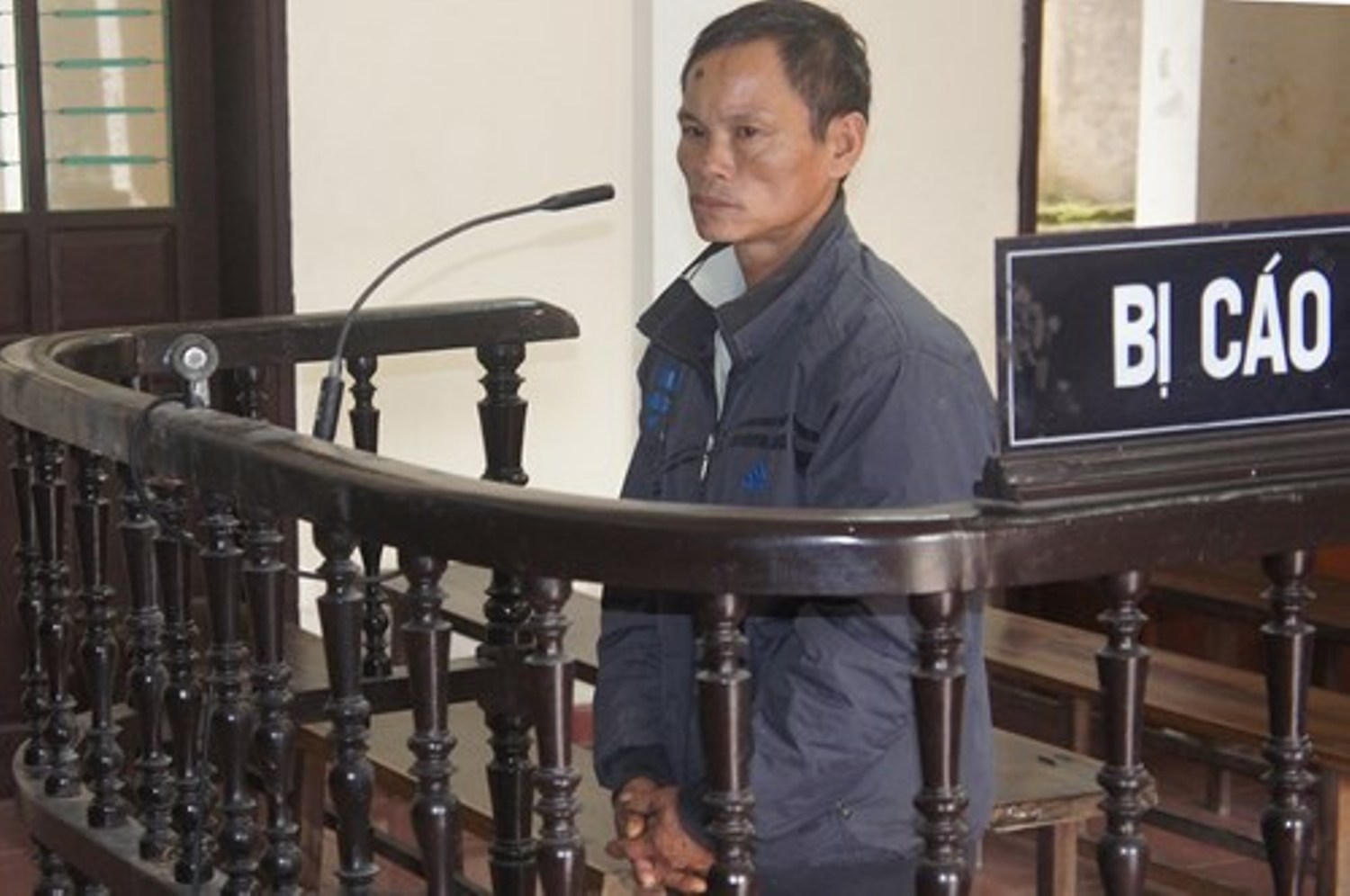 Phiên tòa chất vấn kẻ sát nhân ra tự thú sau hơn 14 năm lẩn trốn Phiên tòa chất vấn kẻ sát nhân ra tự thú sau hơn 14 năm lẩn trốn