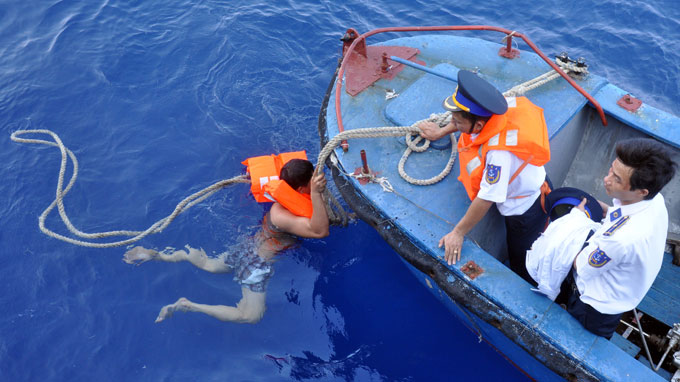 Vòng tay thép trên biển