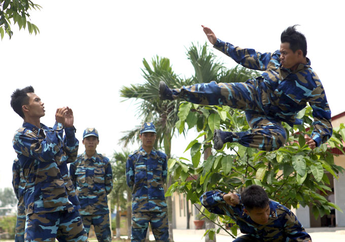 Vòng tay thép trên biển