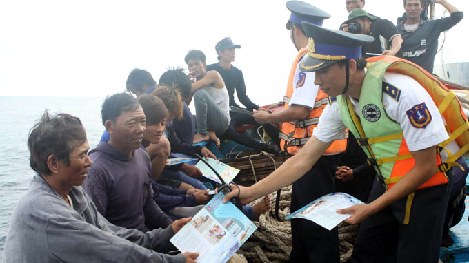 Vòng tay thép trên biển