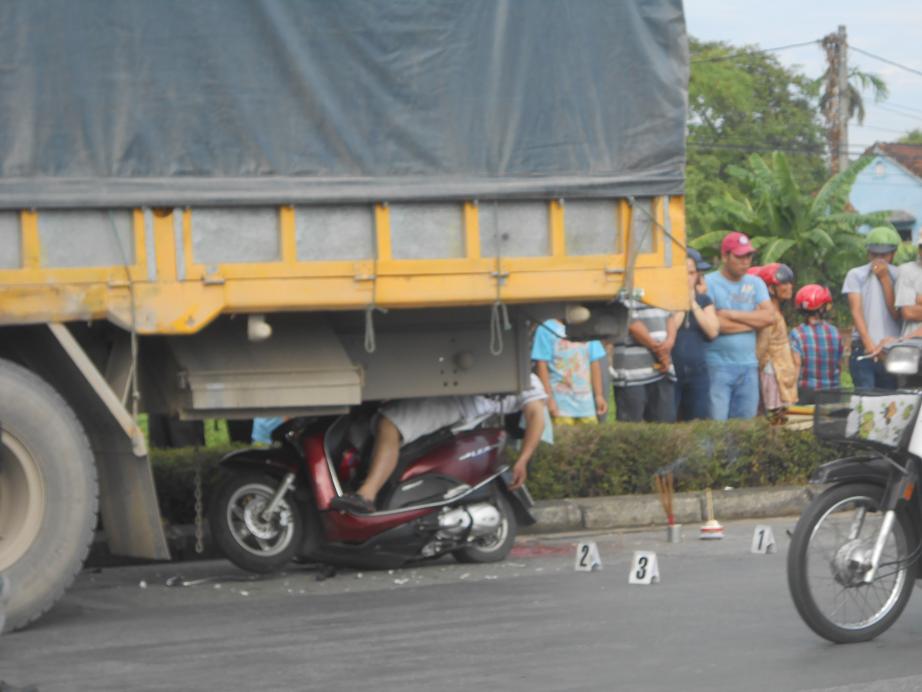 Huế: Lao vào gầm xe tải, nam thanh niên tử vong