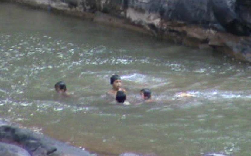 Trẻ tắm sông, phụ huynh thờ ơ và những hiểm họa khôn lường