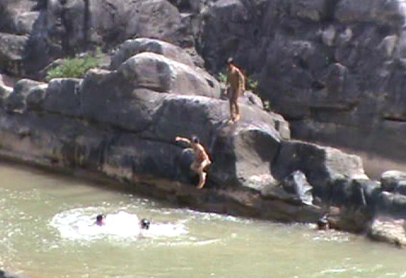 Trẻ tắm sông, phụ huynh thờ ơ và những hiểm họa khôn lường