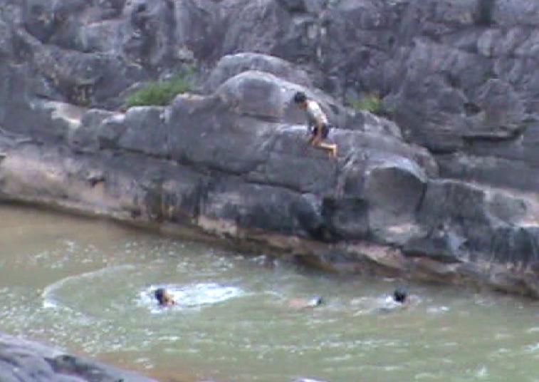 Trẻ tắm sông, phụ huynh thờ ơ và những hiểm họa khôn lường