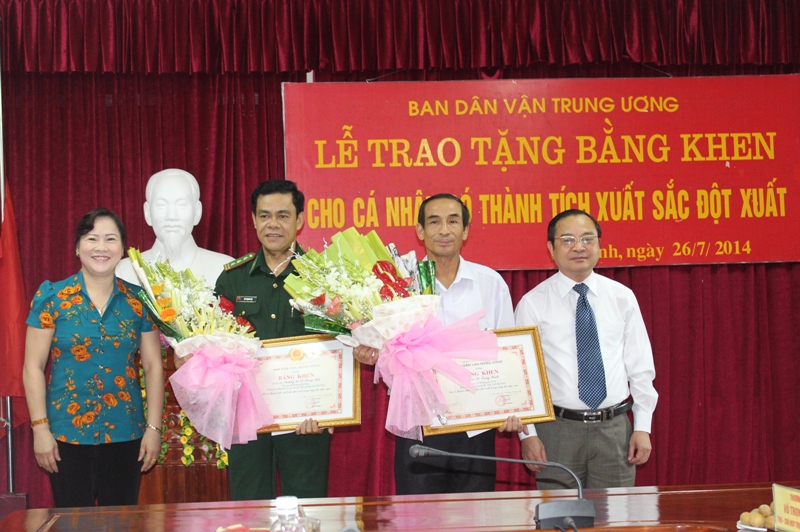 Khen thưởng đột xuất cá nhân xuất sắc trong công tác dân vận