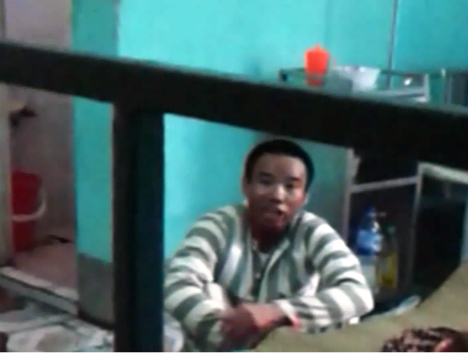 Mẹ phạm nhân cứa cổ bạn tù không ngờ con mình giết người