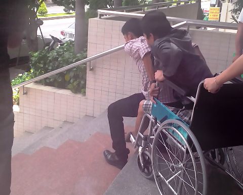 Mẹ tố công an đánh con trai bại liệt hai chân