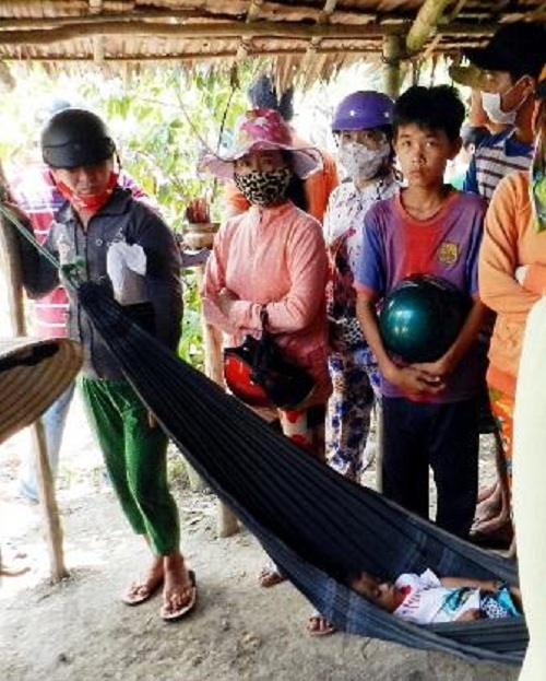 Vợ chồng em đánh chết vợ chồng anh vì con mèo?