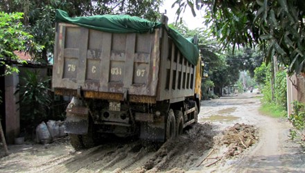 Đường nát, dân khổ vì xe quá tải