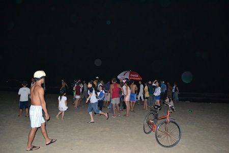 Tìm kiếm thi thể nhân viên quán nhậu bị sóng biển cuốn trôi