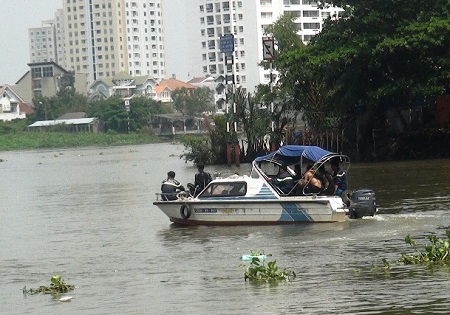 Nỗ lực tìm kiếm thi thể 2 người đàn ông nhảy sông Sài Gòn tự tử