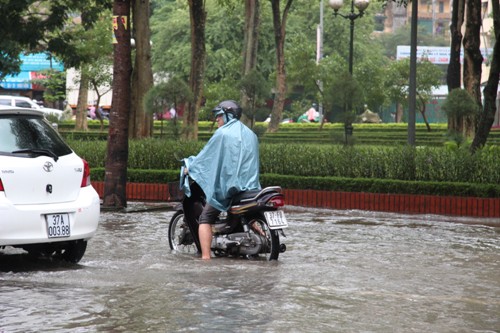 Mưa lớn, TP Vinh ngập sâu trong biển nước