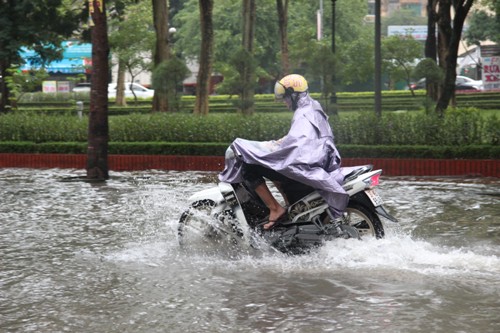 Mưa lớn, TP Vinh ngập sâu trong biển nước