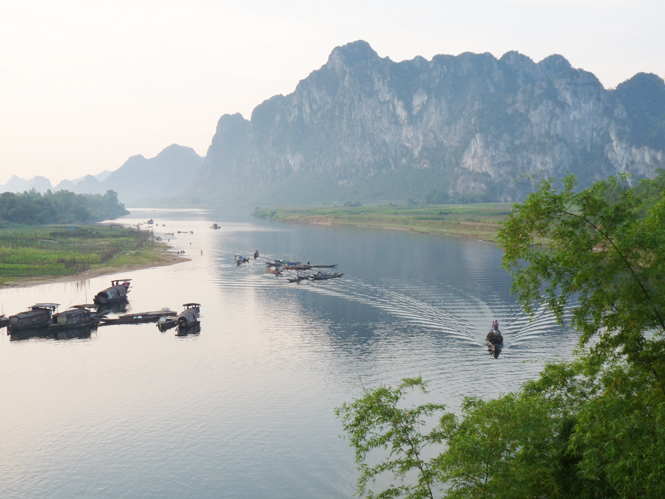 Bí ẩn xác thiếu nữ mắc kẹt trên vách đá ở bờ sông Gianh