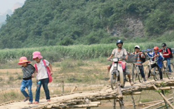 Người dân nín thở khi đi...qua cầu