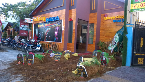 Bị lập biên bản vì dựng nghĩa trang giả cho Halloween