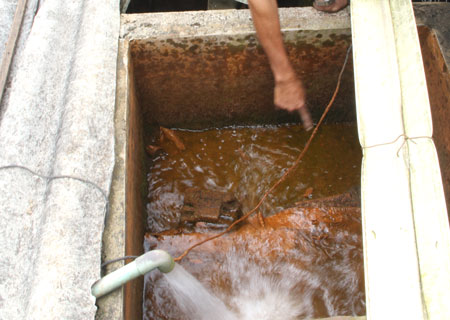 Hơn 30 năm sống chung với nguồn nước nhiễm dầu