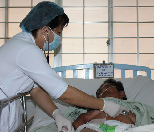 Bà lão 63 tuổi thoát chết sau 5 ngày trôi trên dề lục bình