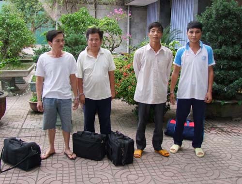 Bắt 4 đối tượng trốn lệnh truy nã về quy án