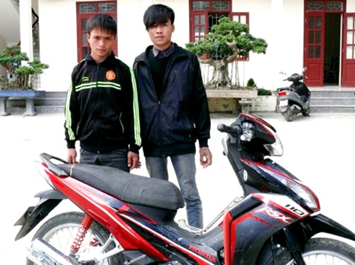 Lợi dụng đám cưới, rủ nhau trộm xe máy mang đi bán