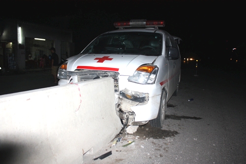 Xe cứu thương tông dải phân cách, 6 người thoát chết