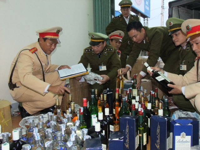 Bắt giữ xe tải vận chuyển gần 500 chai rượu ngoại lậu