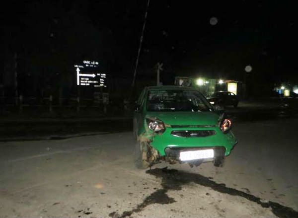 Taxi đâm bục chắn đường sắt, 4 người nhập viện