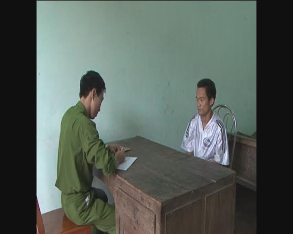 Đâm chết bạn vì bạn... đánh mẹ