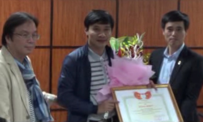 Video: Tặng bằng khen cho nhà báo chuyên bắt nóng trộm cướp Video: Tặng bằng khen cho nhà báo chuyên bắt nóng trộm cướp