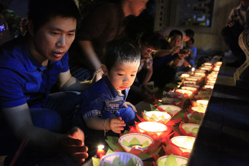 Xúc động lễ cầu siêu cho trẻ tử vong vì dịch sởi Xúc động lễ cầu siêu cho trẻ tử vong vì dịch sởi