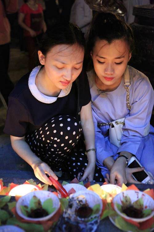 Xúc động lễ cầu siêu cho trẻ tử vong vì dịch sởi Xúc động lễ cầu siêu cho trẻ tử vong vì dịch sởi