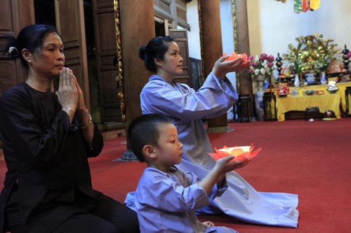 Xúc động lễ cầu siêu cho trẻ tử vong vì dịch sởi Xúc động lễ cầu siêu cho trẻ tử vong vì dịch sởi