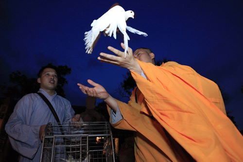 Xúc động lễ cầu siêu cho trẻ tử vong vì dịch sởi Xúc động lễ cầu siêu cho trẻ tử vong vì dịch sởi