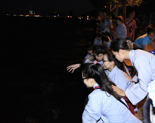 Xúc động lễ cầu siêu cho trẻ tử vong vì dịch sởi Xúc động lễ cầu siêu cho trẻ tử vong vì dịch sởi