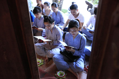 Xúc động lễ cầu siêu cho trẻ tử vong vì dịch sởi Xúc động lễ cầu siêu cho trẻ tử vong vì dịch sởi