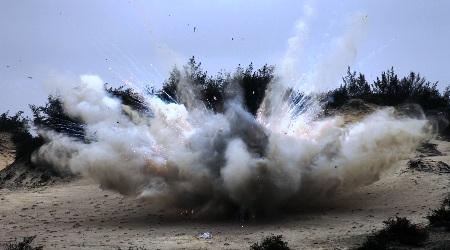 Quảng Bình: Tháo bom lấy thuốc nổ, 2 người thương vong