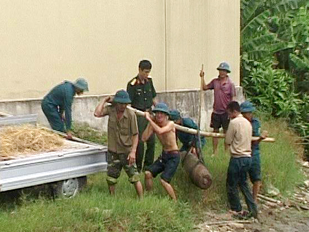 Nghệ An: Kéo lưới bắt cá, phát hiện quả bom nặng 300kg Nghệ An: Kéo lưới bắt cá, phát hiện quả bom nặng 300kg