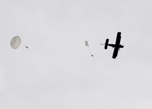 Chùm ảnh: Sự nguy hiểm của lính nhảy dù Chùm ảnh: Sự nguy hiểm của lính nhảy dù