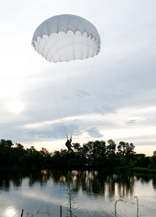 Chùm ảnh: Sự nguy hiểm của lính nhảy dù Chùm ảnh: Sự nguy hiểm của lính nhảy dù