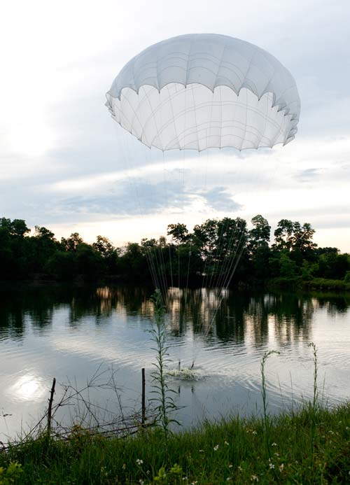 Chùm ảnh: Sự nguy hiểm của lính nhảy dù Chùm ảnh: Sự nguy hiểm của lính nhảy dù