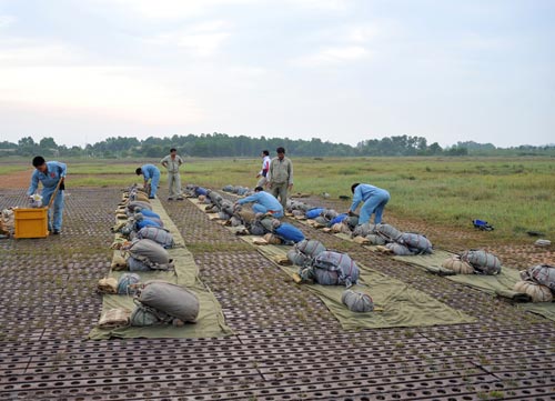 Chùm ảnh: Sự nguy hiểm của lính nhảy dù Chùm ảnh: Sự nguy hiểm của lính nhảy dù