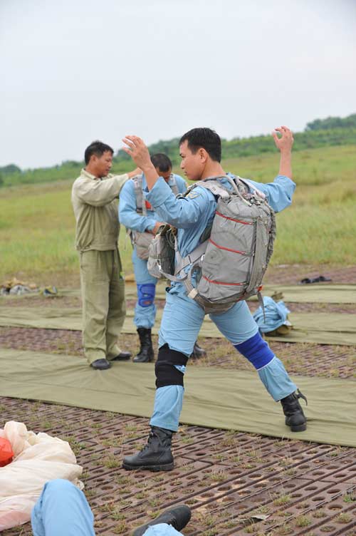 Chùm ảnh: Sự nguy hiểm của lính nhảy dù Chùm ảnh: Sự nguy hiểm của lính nhảy dù