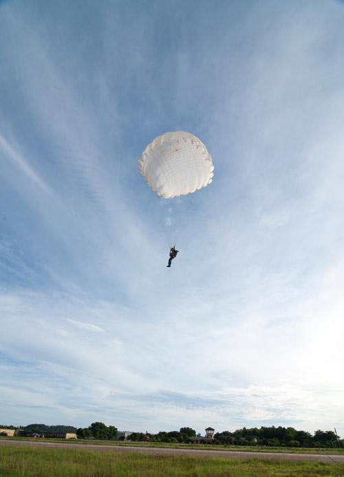 Chùm ảnh: Sự nguy hiểm của lính nhảy dù Chùm ảnh: Sự nguy hiểm của lính nhảy dù