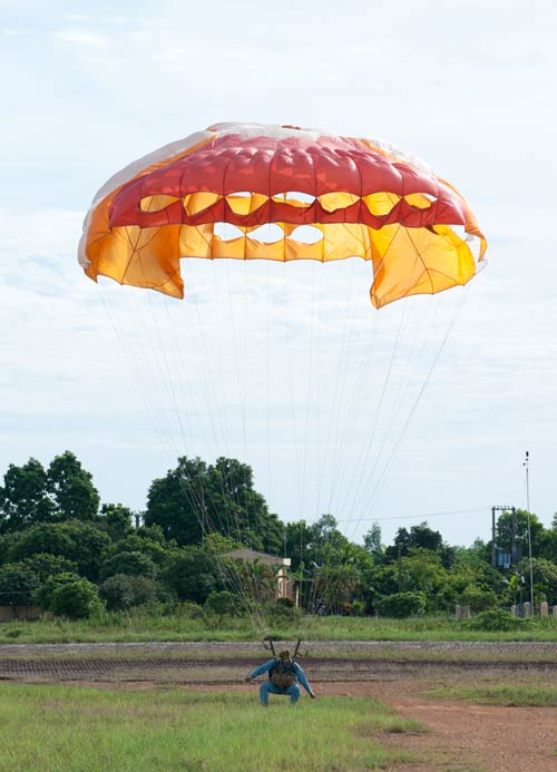 Chùm ảnh: Sự nguy hiểm của lính nhảy dù Chùm ảnh: Sự nguy hiểm của lính nhảy dù
