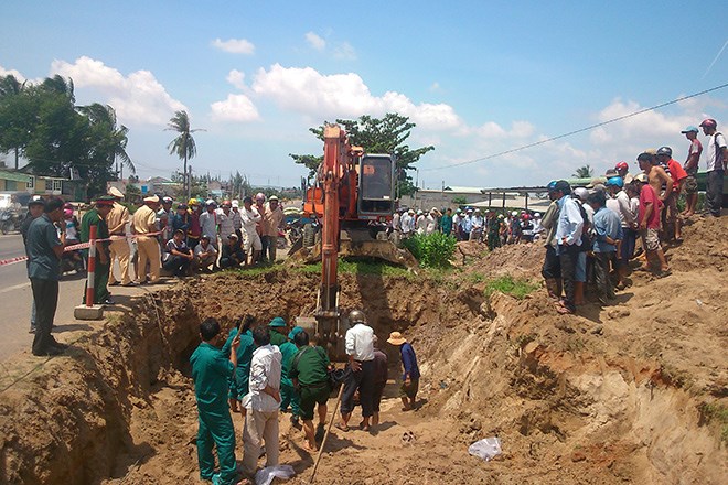 Tìm thấy mộ liệt sĩ tập thể nằm sát đường quốc lộ